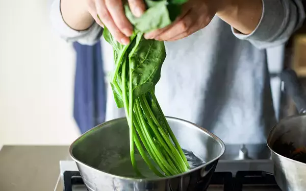 ほうれん草を「あれ」で茹でるとえぐみがマイルドに!? 意外と知らない裏ワザを紹介