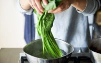 ほうれん草を「あれ」で茹でるとえぐみがマイルドに!? 意外と知らない裏ワザを紹介