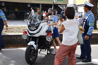 「交通死亡事故をゼロに」 - 府中駅前にパトカーや最新安全技術が集結! 親子で学ぶ「府中交通安全フェスティバル」開催【レポート】
