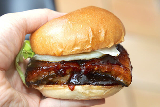 ゼッテリア「うな丼バーガー」が今年も登場! 半熟たまごで進化した夏限定バーガーを実食