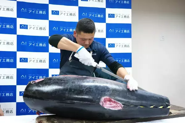 大間産まぐろの美味しさに大の里関、白熊関も思わず唸る! ― アイ工務店が「初競りまぐろ&ちゃんこ振る舞い会」開催