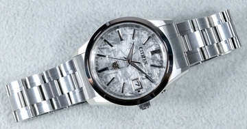 ザ・シチズン「AQ4100-57B」- 鷲が羽ばたく文字板、年差±5秒の高精度モデル