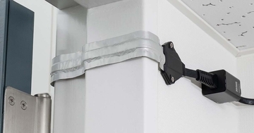 ドアや窓のすき間に通せる極薄フラットLANケーブル　PoE対応で防犯カメラにも向く