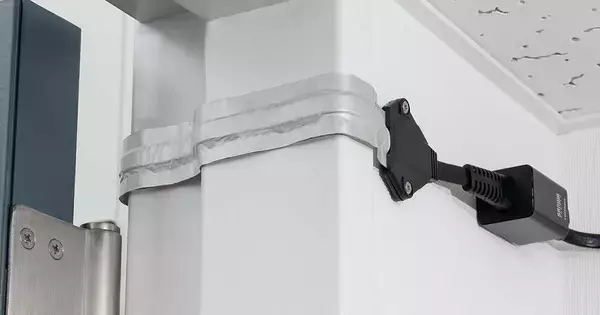 ドアや窓のすき間に通せる極薄フラットLANケーブル　PoE対応で防犯カメラにも向く