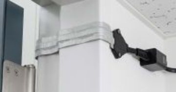 ドアや窓のすき間に通せる極薄フラットLANケーブル　PoE対応で防犯カメラにも向く