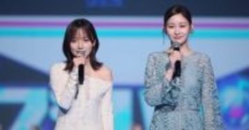 齊藤京子、大胆な肩出し衣装で登場　『最強バズりソング歌謡祭』