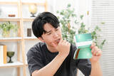 「【NISA】「老後のためのはずが…」2人に1人が感じる“NISA貧乏”の実態 -「旅行も外食も我慢」「今が老後のような生活」」の画像1