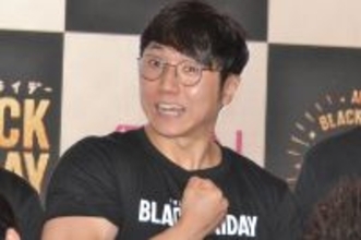 「筋肉すごい」と話題! コロチキ西野、Tシャツ姿でムキムキの二の腕が際立つ