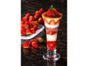 【ロイヤルホスト】苺デザート4種が登場 - ブリュレパフェやトライフルパフェ仕立て、パイ・ア・ラ・モードなど