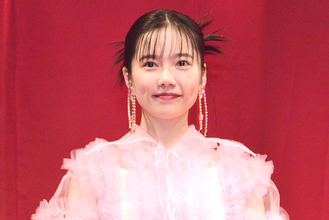 島崎遥香、シースルーのピンクドレスで魅了　AKB48のライブ思い出し「ホームみたいな感覚」