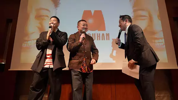 チョコプラ、マルハン東日本の入社式にサプライズ登場！お祝いVTRから本人登場で大歓声