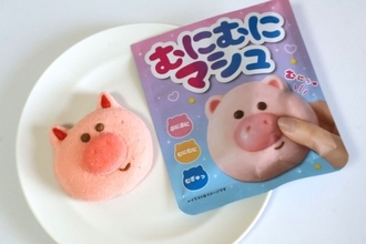 【セブンイレブン】まるでスクイーズなお菓子「むにむにマシュ」を食べてみた! ビジュにも触感にも癒される…