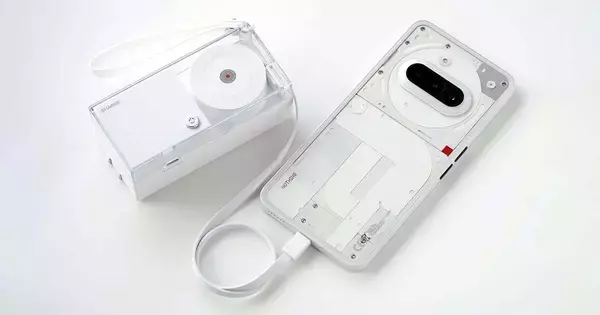 【ミニレビュー】充電器＋ケーブルが一体になった透明モバイルバッテリー、満足度は？