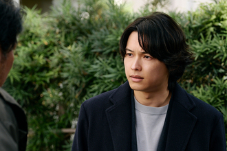 東野圭吾氏へのリスペクトを感じる実写化作　“容疑者の息子”と“被害者の娘”松村北斗と今田美桜の“2本柱”の繊細な演技が光る　映画『白鳥とコウモリ』レビュー