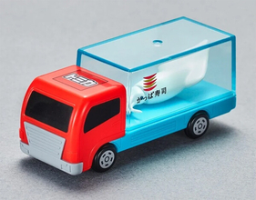 かっぱ寿司、「トミカ」をアプリ会員限定でプレゼント - 第1弾は「暗いところで光るイカ」のトラック