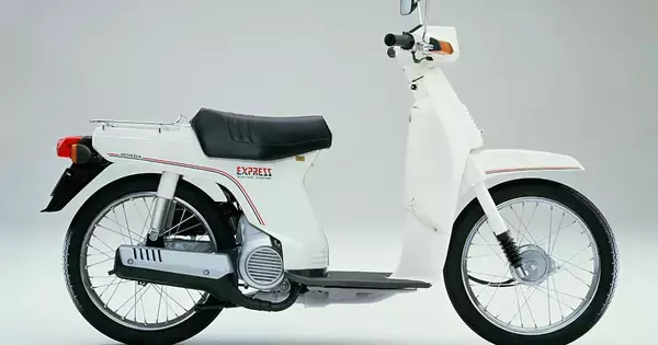 バイクのクイズ 第54回 カブっぽいけどカブじゃない! この小型バイクの正体は?