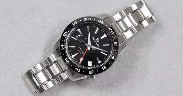 グランドセイコー「SBGE253」- 赤いGMT針が映える、日常と旅を行き来する実用派スポーツモデル