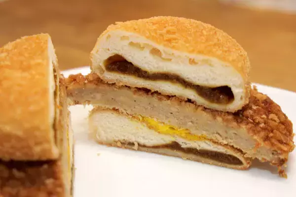 カレーパンでメンチカツを挟んだ驚愕の新作も…! ローソン「超ハッピーすぎ! チャレンジ」第2週の注目商品を食べてみた