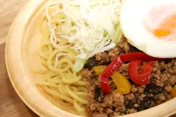 【実食レポ】ほっともっと新作「ガパオまぜ麺」がもちもち中太麺で絶品! ライスとは違う“麺ならでは”の旨辛に唸った