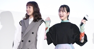 新垣結衣&早瀬憩、バースデーサプライズに驚き　特大ケーキに大興奮「顔が付いてます!」