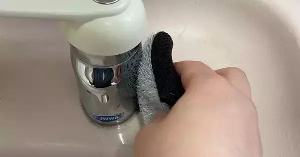 【カインズPB】“汚れをかき出す”ブラシが想像以上に便利! 洗面台・浴室まわりで検証した結果…