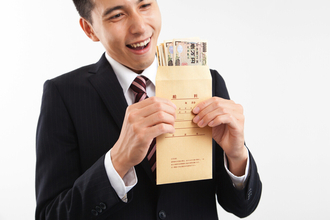 平均月給34万600円で過去最高に! 一番稼げる業界は44万円超、新入社員の給料はいくら?