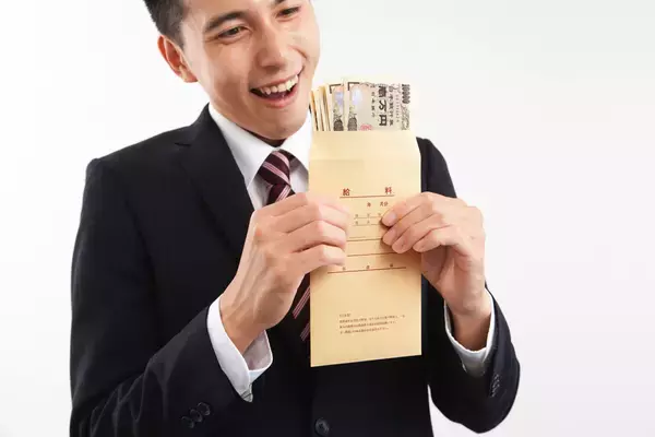 平均月給34万600円で過去最高に! 一番稼げる業界は44万円超、新入社員の給料はいくら?