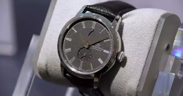 オリエントスター 2026年春夏新作 - 夜空の星粒を映す75周年記念「M45 F7 スモールセコンド」