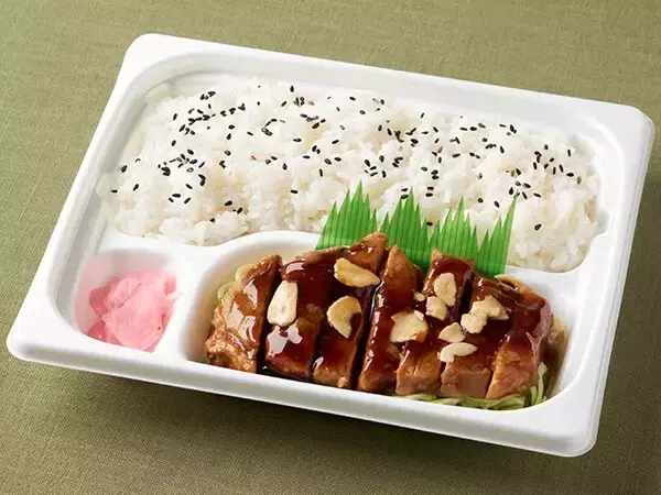 【ファミマ】三重県産の食材やご当地グルメが楽しめるフェア、「四日市とんてき弁当」「亀山みそ焼きうどん」など5商品を東海地方限定で発売 - 三重県誕生150周年