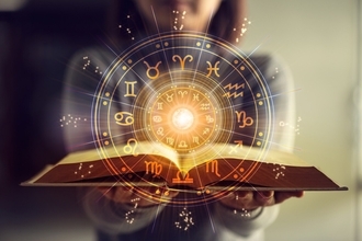 【12星座占い】モテすぎ注意!? 恋愛運が強い星座ランキング、"無自覚の沼らせ屋"魚座、"気づけば本命候補"蟹座を抑えた、"無敵"の1位は?