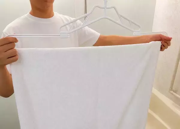 梅雨の部屋干し、「バスタオルだけ干す場所がない……」を解決! カインズの"伸縮バスタオルハンガー"を試してみた