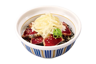 なか卯、「柚子オニオン 藁焼き鰹たたき丼」を発売【期間限定】
