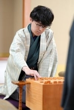 攻めさせて勝つ王道将棋　伊藤叡王が斎藤八段の矢倉を完封で３連覇に王手　第11期叡王戦五番勝負第２局