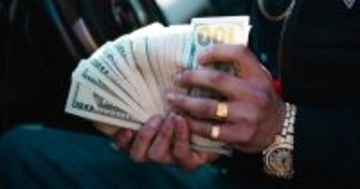 銀座ホステスが見たお金持ち 第78回 「許せませんでした」長年憧れていた男性と旅行に行くも、一瞬で幻滅したワケ。ホテルで目にした“残念な行動”とは