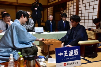 秘策「４四角」　第73期王座戦五番勝負第４局を振り返る