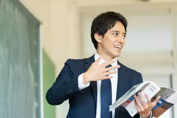 クセが強すぎて一生忘れない! 「英語の発音が東北なまり」「筋肉の良さを語るマッチョな社会科教師」何年たってもネタになる“名物先生”との思い出