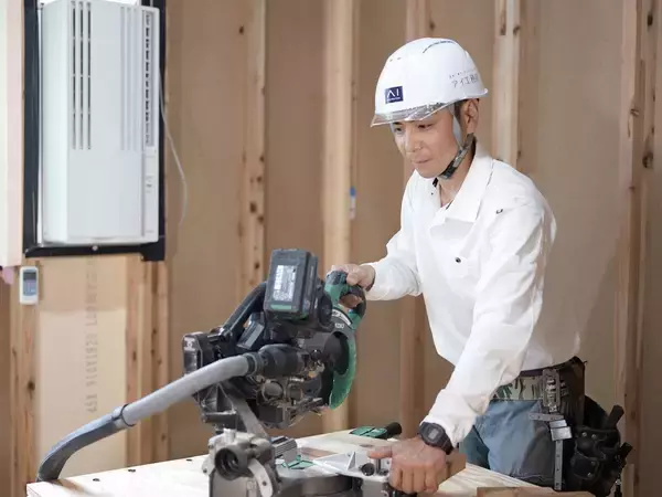 アイ工務店、建築現場をエアコンで冷房化する取り組みをスタート→現場職人が快適に作業ができる環境が揃った結果...