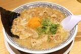 「好きなラーメンチェーン1位「丸源ラーメン」はひとくち目が衝撃……「これ何ラーメン?」【実食レポ】」の画像1