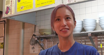 美人すぎるラーメン店主、熱狂的なファンが婚姻届けを持ってきたりタトゥーを真似て入れたりするほどの人気ぶり