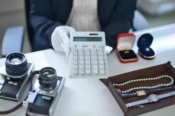 実家の片づけで「捨てたら損」なものは？ 買取依頼4倍の品も…プロが教える“意外なお宝”