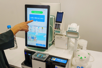 【ファミマ】新型POSレジを導入! 有人・セルフを1台で切り替え、自動釣り銭機も - 操作方法は?