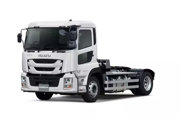 いすゞ、大型トラック「ギガ トラクタ」に車両運搬用ショートキャブを追加 - 輸送効率の向上に貢献