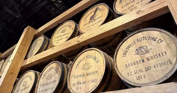 伝説の職人が最後に見た夢。「天使が嫉妬するバーボン」を生んだエンジェルズ・エンヴィ蒸留所を訪問