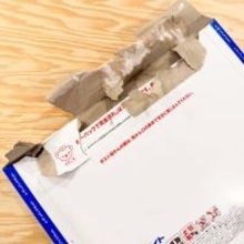 「こんな開け方あるんだ」「まさかのそっち!!!」- ゆうパック公式、レターパックを手で開ける最適解が話題