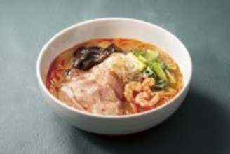 話題の「麻辣湯麺」がデニーズに登場 - 13種類の追加トッピングでカスタマイズも