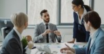 「目を見て話す」も「ネクタイを見る」も正解じゃない…感じがいい人の“視線の使い方”