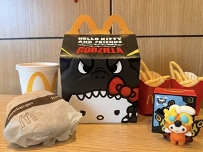 「おもちゃの中身丸見え」「ポテト小さすぎ」米マクドナルドの「ハローキティ×ゴジラコラボ」ハッピーセットを買ったら、日本のマックが恋しくなった