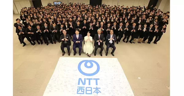 NTT西日本グループの入社式に橋本環奈さんがサプライズ登場、新入社員260人にエールを送る