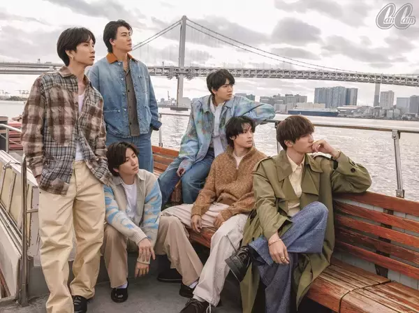 SixTONES、船上で6人がぎゅっ! 6周年記念表紙で仲良くクルーズロケ