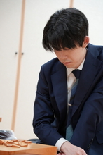 飛車がなくても将棋は勝てる！？　藤井竜王・名人が絶品二枚角で斎藤六段下し王座奪還へ一歩前進　第74期王座戦挑戦者決定トーナメント
